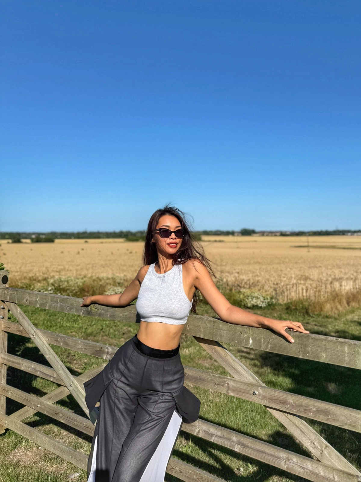Hà Anh gợi ý phong cách trẻ trung cho mùa hè Trong khi đó, crop top và quần cạp cao giúp mỹ nhân 43 tuổi khai thác lợi thế vòng eo săn chắc.