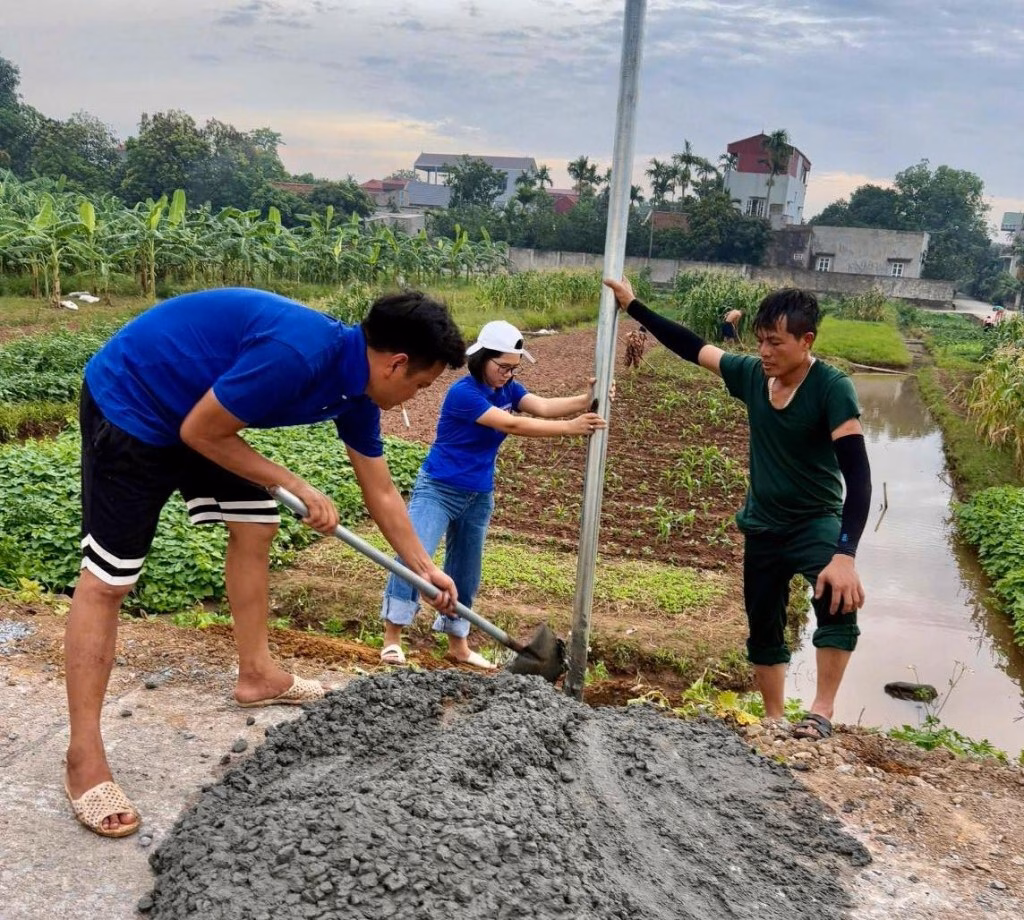 Hà Nội: Ánh sáng niềm vui trên đường quê Các bạn trẻ tự tay