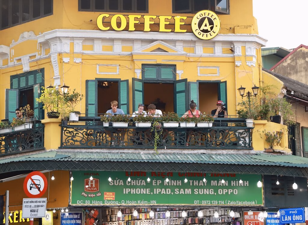 Hà Nội đặt mục tiêu đón 31 triệu lượt du khách trong năm nay Những quán cà phê trong phố cổ được du khách quốc tế ưa chuộng.