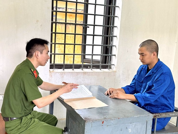 “Hai người bị khởi tố vì lừa đảo ‘bao luật’ lái xe tải” Nguyễn Quang Mạnh tại cơ quan điều tra - Ảnh: Công an tỉnh Phú Thọ