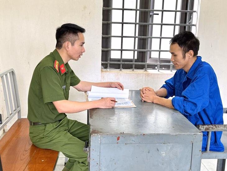 “Hai người bị khởi tố vì lừa đảo ‘bao luật’ lái xe tải” Logo mà Bình cung cấp cho lái xe dán lên xe thực hiện hành vi "bao luật" - Ảnh: Công an tỉnh Phú Thọ
