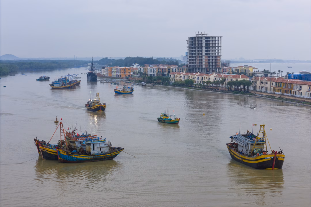Hồ Tràm sẽ có 15.000 phòng nghỉ dưỡng, thành ‘thủ phủ’ du lịch biển của TP.HCM Xã Hồ Tràm mới, có diện tích 94,51 km2 và hơn 51.800 dân, nằm cách trung tâm TP.HCM khoảng 120 km, đang từng bước phát triển trở thành điểm đến du lịch hấp dẫn.
