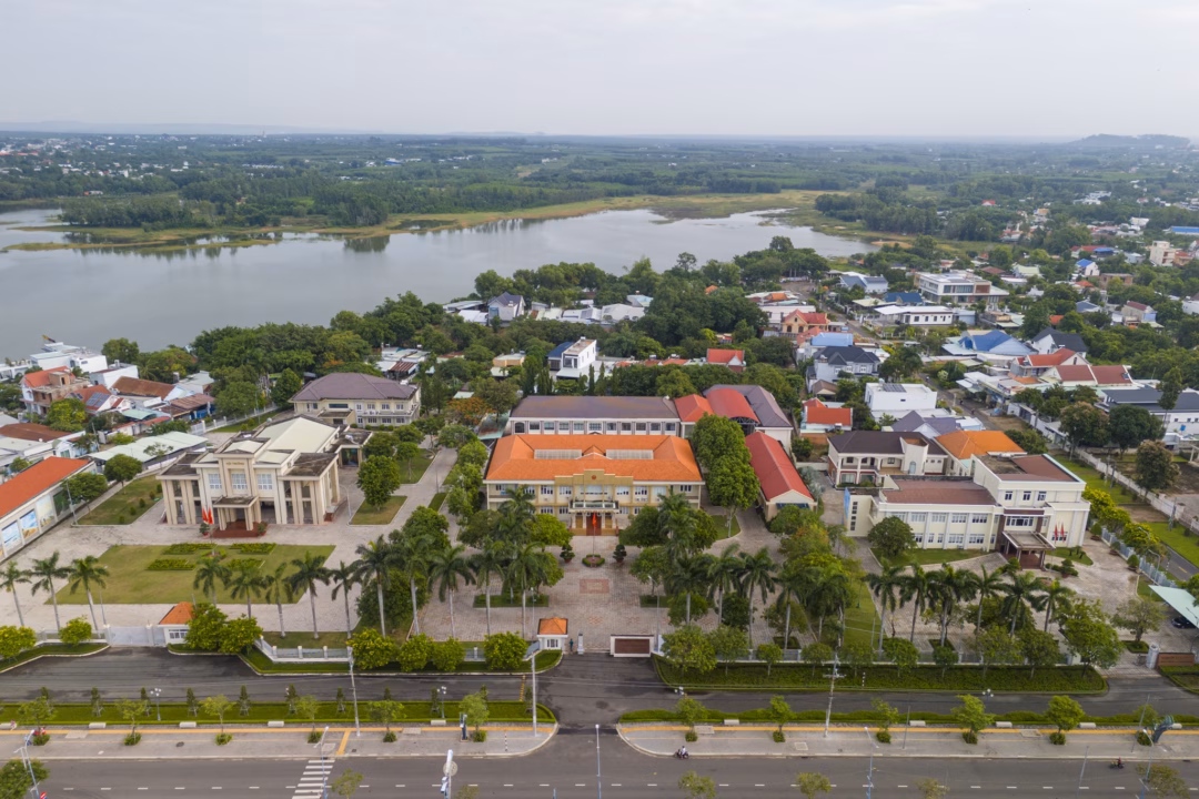 Hồ Tràm sẽ có 15.000 phòng nghỉ dưỡng, thành ‘thủ phủ’ du lịch biển của TP.HCM Lãnh đạo xã Hồ Tràm cho biết sắp tới địa phương sẽ tiếp tục kêu gọi 5 khu đất để đầu tư với diện tích đất gần 183 ha, tổng vốn dự kiến khoảng 8.712 tỷ đồng.