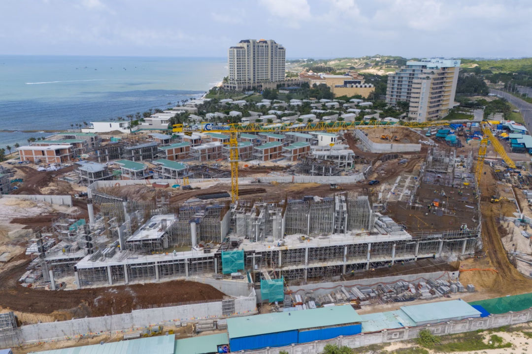 Hồ Tràm sẽ có 15.000 phòng nghỉ dưỡng, thành ‘thủ phủ’ du lịch biển của TP.HCM Ngoài ra, trên địa bàn xã Hồ Tràm còn có 11 dự án đang triển khai xây dựng với tổng diện tích hơn 93 ha. Trong ảnh là dự án Ixora Hồ Tràm by Fusion giai đoạn 2 được đầu tư bởi Công ty TNHH Dự án Hồ Tràm (thuộc Lodgis Hospitality), quy mô toàn khu hơn 7,6 ha cho giai đoạn 2.