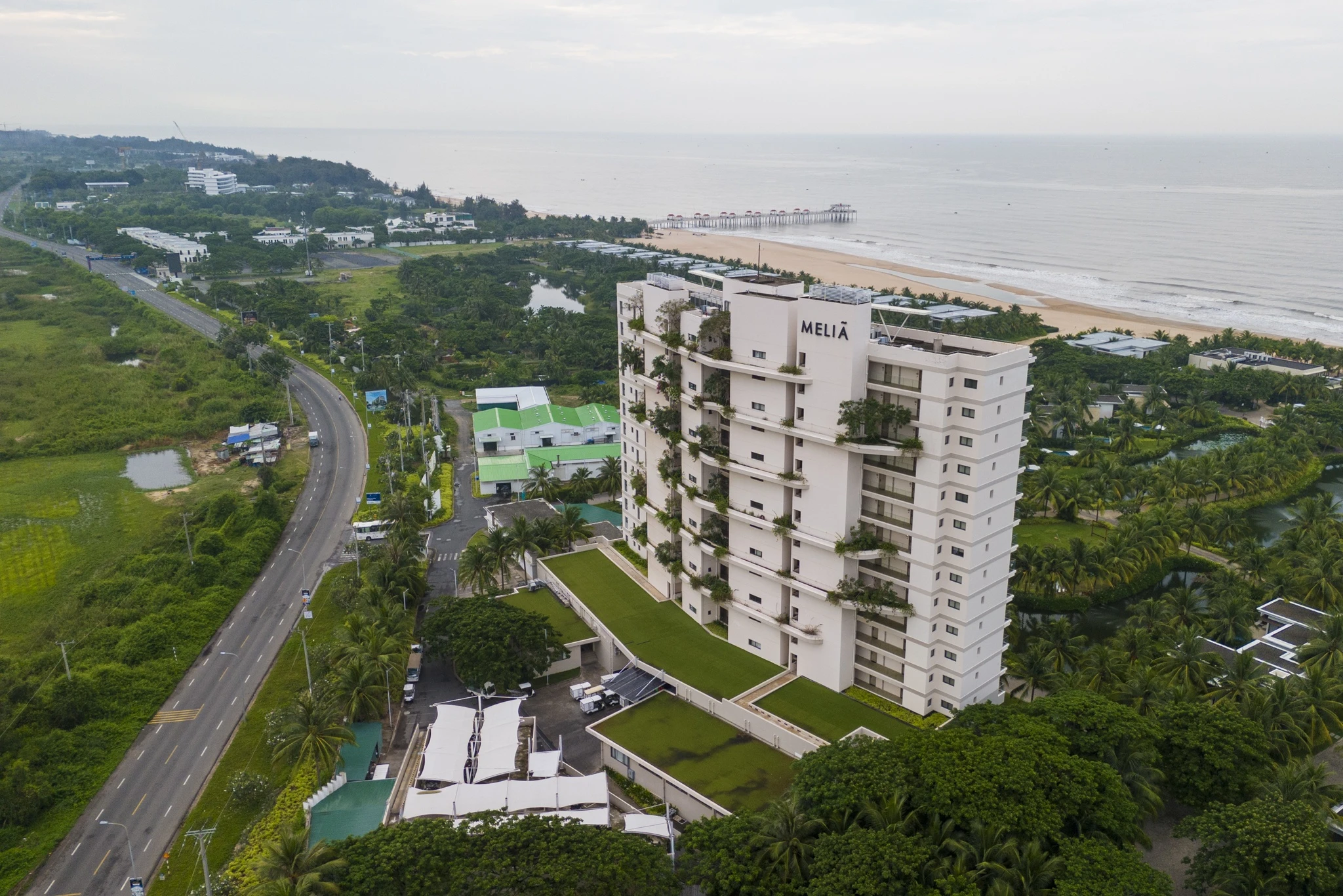 Hồ Tràm sẽ có 15.000 phòng nghỉ dưỡng, thành ‘thủ phủ’ du lịch biển của TP.HCM Theo UBND xã Hồ Tràm, hiện trên địa bàn có 41 dự án du lịch được chấp thuận chủ trương đầu tư với diện tích khoảng 660 ha.