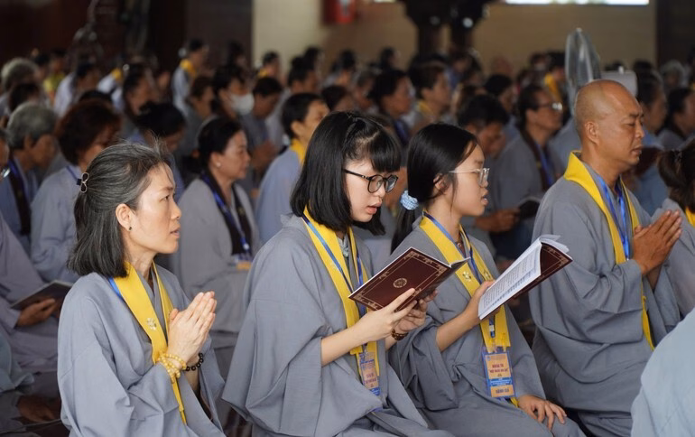 Học viện Phật giáo tổ chức khóa tu hàng tháng cho ngàn Phật tử Gia đình anh Pháp Tâm, chị Hoa Hiếu