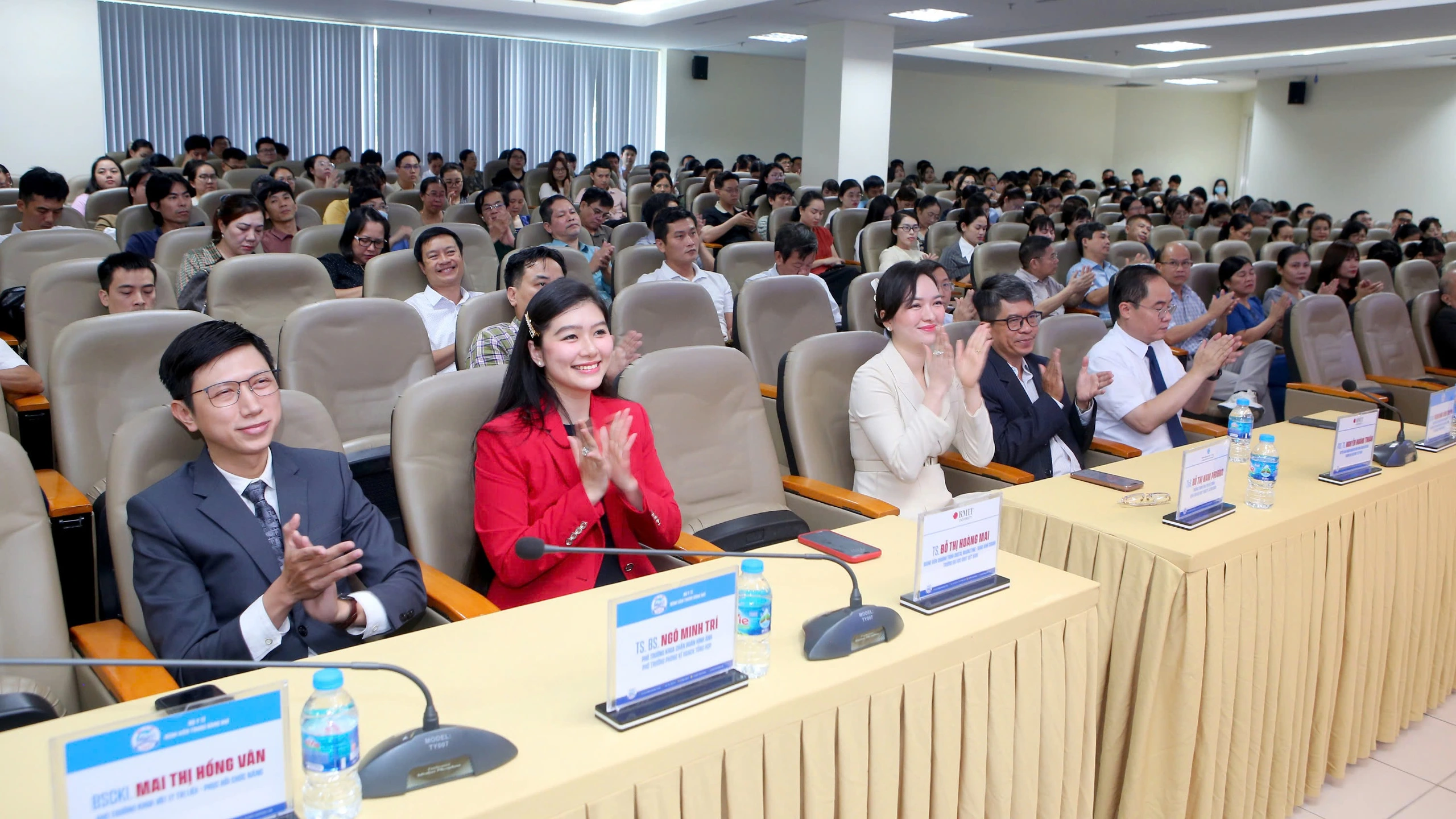 Các chuyên gia y tế tham gia hội nghị đào tạo kỹ năng truyền thông số