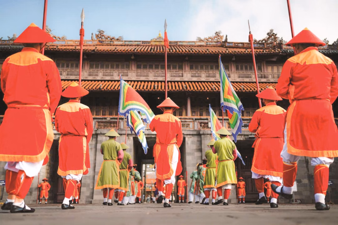 Huế tổ chức chương trình giao lưu sáng tác ảnh năm 2022 Lễ đổi gác ở Ngọ Môn. - Ảnh: Eugene Low