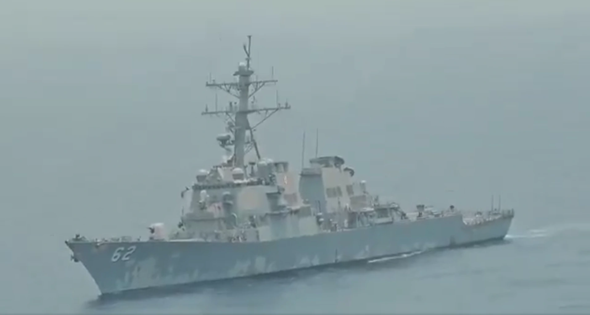Iran đuổi tàu chiến Mỹ khỏi vùng biển gần lãnh thổ Tàu khu trục USS Fitzgerald (DDG-62) của Mỹ. Hình ảnh từ video quay từ trực thăng được truyền hình Iran đăng tải