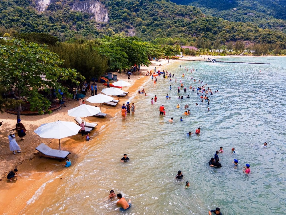 Khánh Hòa đón hơn 10,8 triệu lượt khách trong 7 tháng, tăng 16% Du khách vui chơi tắm biển ở Khánh Hòa