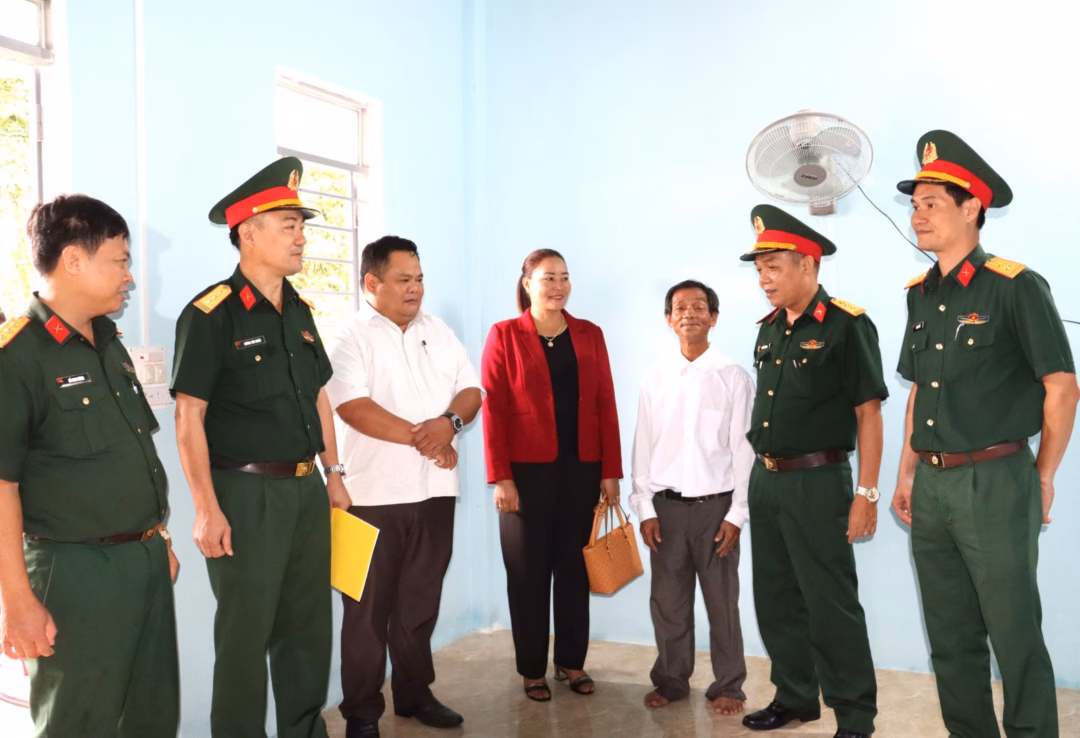 Khánh thành 9 ngôi nhà đại đoàn kết tặng gia đình chính sách ở A Lưới
Thượng tá Nguyễn Văn Piu, Phó Chủ nhiệm Chính trị Bộ CHQS thành phố và các đại biểu động viên, chúc mừng gia đình ông Lê Văn Rê ở xã A Lưới 1