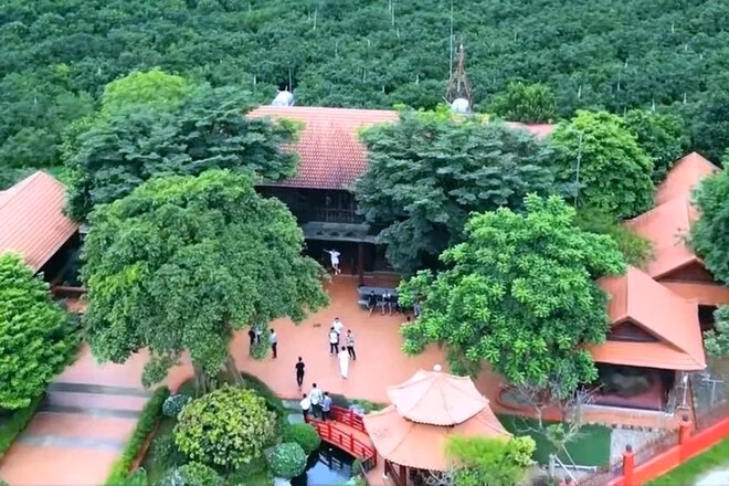 “Khởi tố trùm giang hồ Vy ‘ngộ’ về tội đưa hối lộ để ‘chạy’ giảm án cho tù chung thân” Cơ quan Cảnh sát điều tra thi hành lệnh khám xét khẩn cấp nơi ở đối với Nguyễn Huy Tùng.