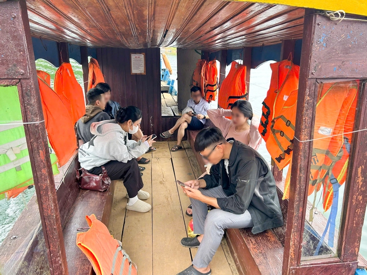 Nhiều hành khách không mang áo phao, thậm chí ra sát mũi thuyền chụp ảnh, quay phim khi thuyền đang di chuyển - Ảnh: THANH NGUYÊN