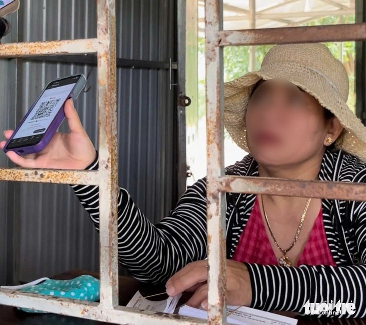 Nữ nhân viên bán vé tại cổng khu du lịch thông báo phải mua "vé đi thuyền" với giá 55.000 đồng/người, gồm cả lượt đi và lượt về - Ảnh: THANH NGUYÊN