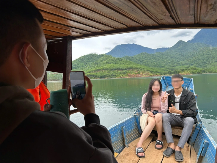 Nhiều hành khách không mang áo phao, thậm chí ra sát mũi thuyền chụp ảnh, quay phim khi thuyền đang di chuyển - Ảnh: THANH NGUYÊN