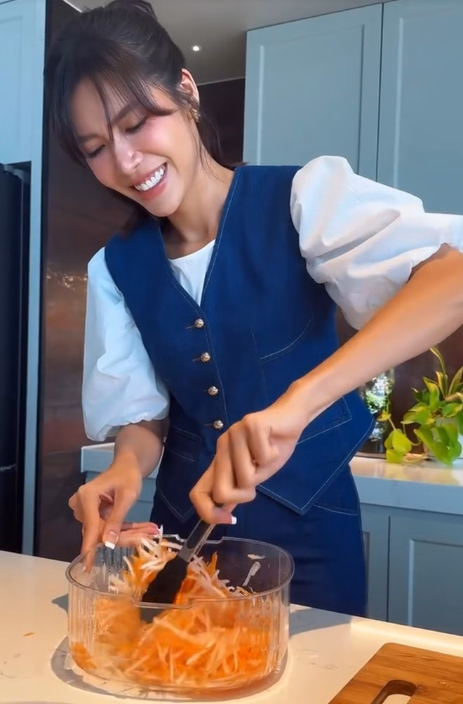 Minh Tú tiết lộ cuộc sống hôn nhân với chồng Tây, có gì đặc biệt? Minh Tú tự tay làm các món ăn đãi chồng Tây.