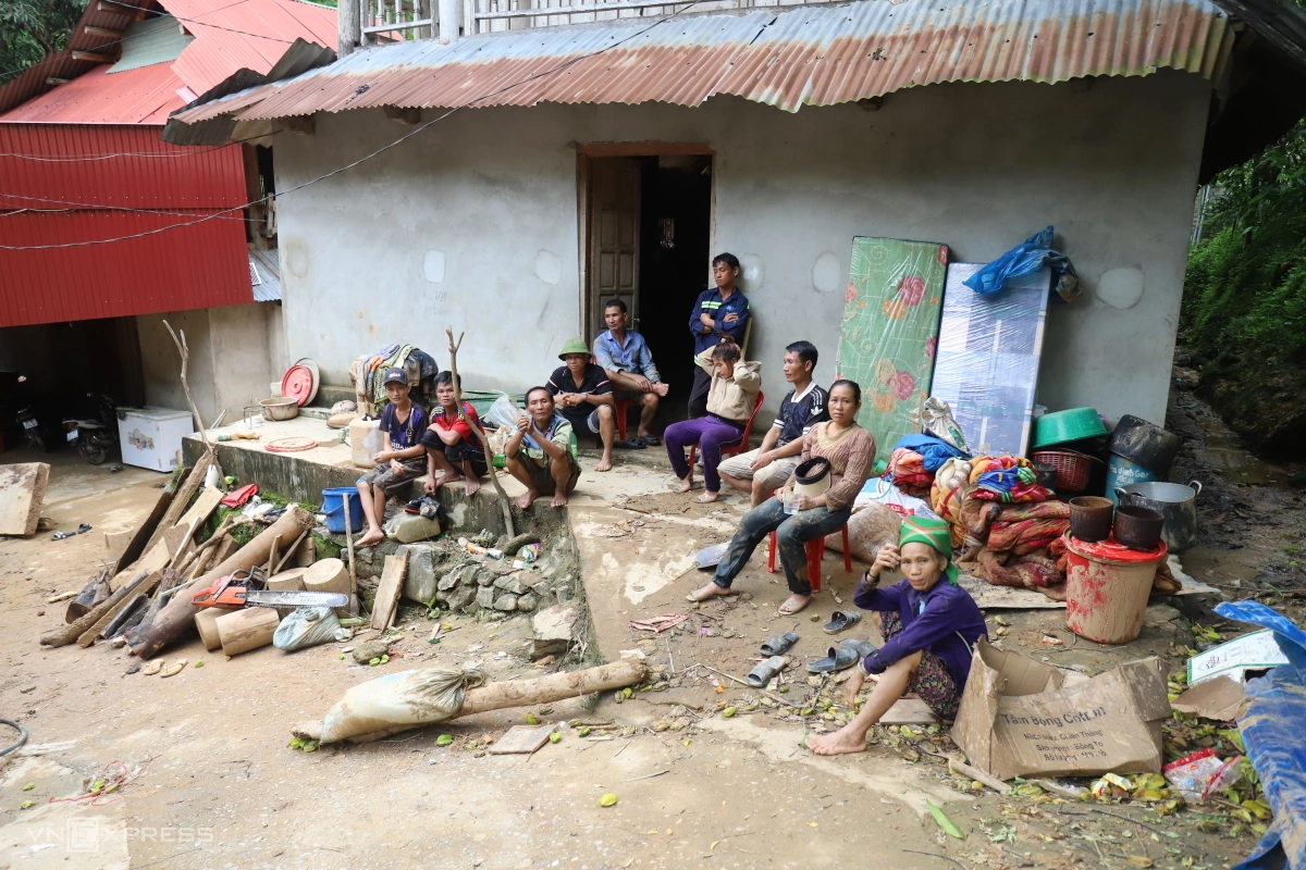 Mưa lớn gây lũ quét ở Nghệ An, nhiều nhà dân bị sập vào suối Dù đã rời khỏi khu vực sạt lở, người dân xã Nhôn Mai vẫn lo lắng khi trên núi còn nhiều khối đá lớn chưa ổn định, nguy cơ tiếp tục sạt xuống.