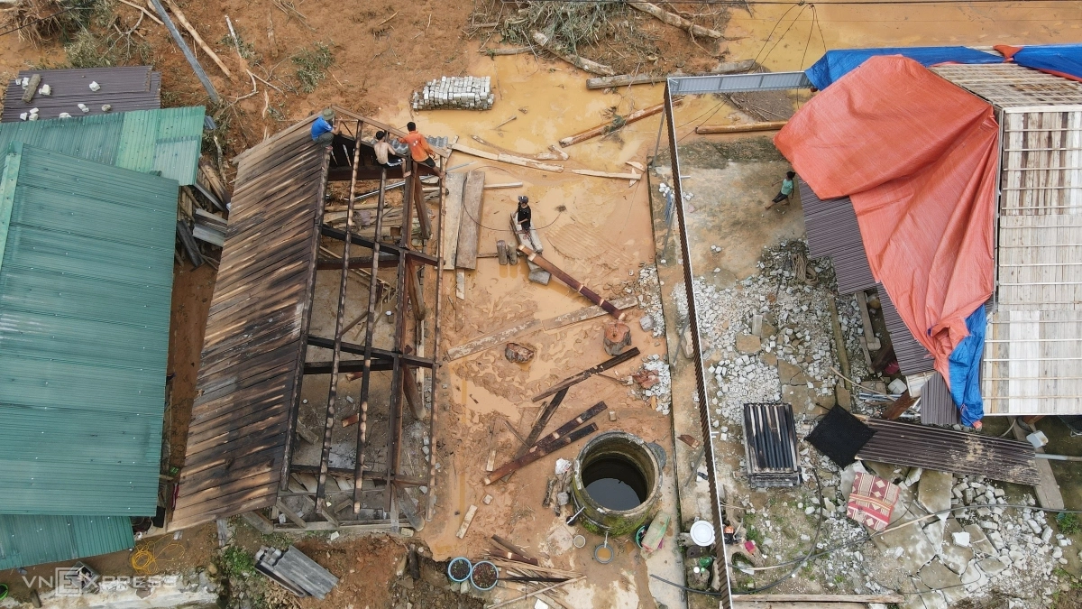 Mưa lớn gây lũ quét ở Nghệ An, nhiều nhà dân bị sập vào suối