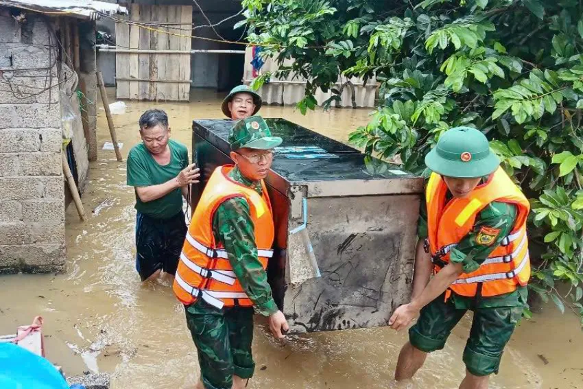 Mưa lũ lịch sử tại Nghệ An: Thiệt hại lớn về người và tài sản Bộ đội giúp dân di chuyển tài sản. Ảnh: LÊ THẠCH.