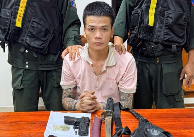 Nam thanh niên mang súng và kiếm gây rối, bị công an khống chế