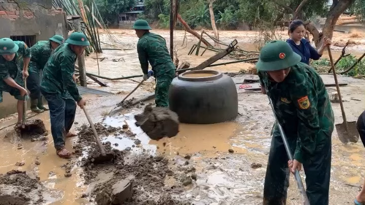 Nghệ An huy động hàng trăm cán bộ hỗ trợ người dân vùng lũ sơ tán, khắc phục hậu quả Hỗ trợ bà con di dời tài sản lên vị trí cao. Ảnh: BĐBP