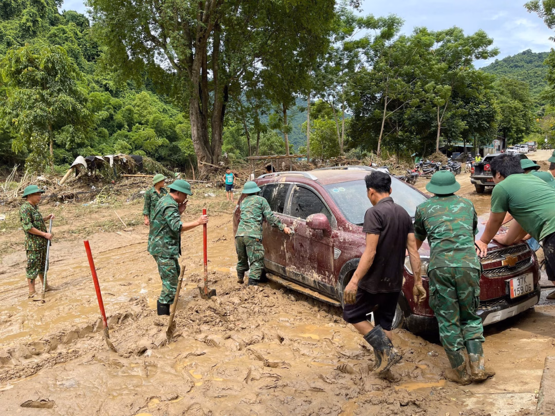 Bộ đội đào đất tìm tài sản cho bà con xã Mỹ Lý. Ảnh: H.Thượng