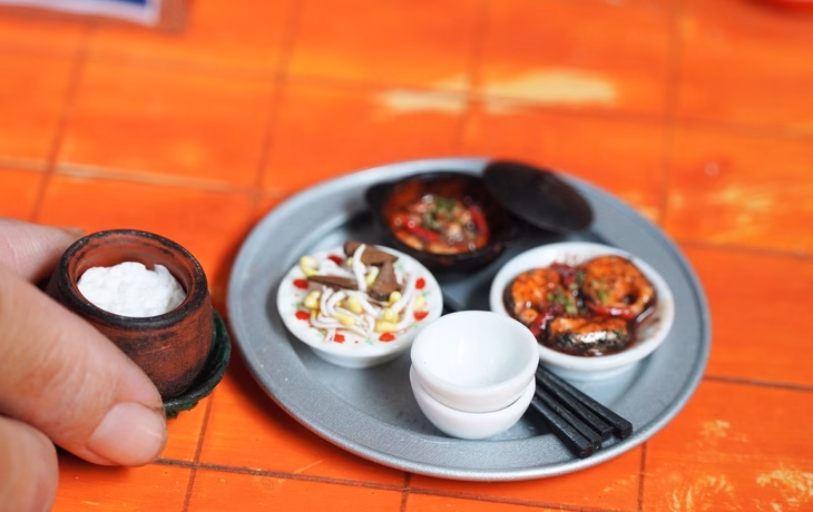 Nghệ nhân tái hiện nhà cổ miền Tây, nuôi dưỡng tình yêu quê hương cho hậu thế Mâm cơm nhỏ với đầy đủ các món ăn được chị Phúc tự tay tạo hình - Ảnh: THANH HUYỀN
