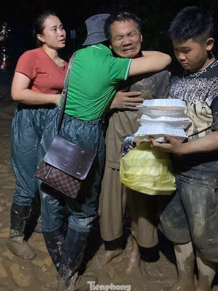 Người dân chung tay giúp đỡ vượt qua khó khăn vùng lũ Nghệ An