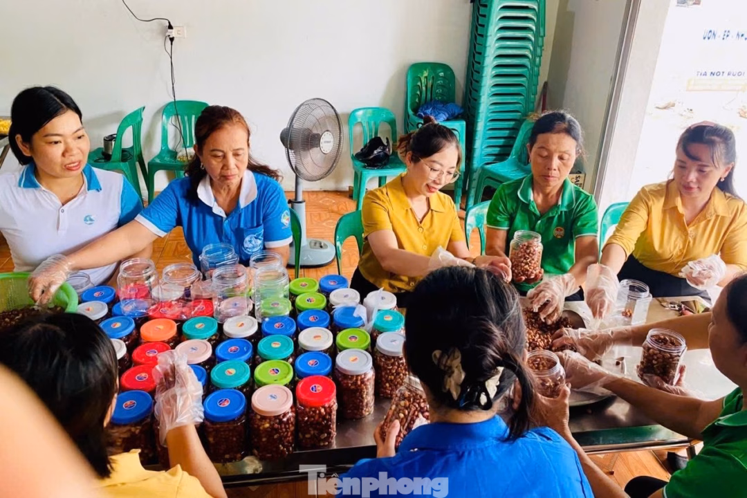 Người dân chung tay giúp đỡ vượt qua khó khăn vùng lũ Nghệ An