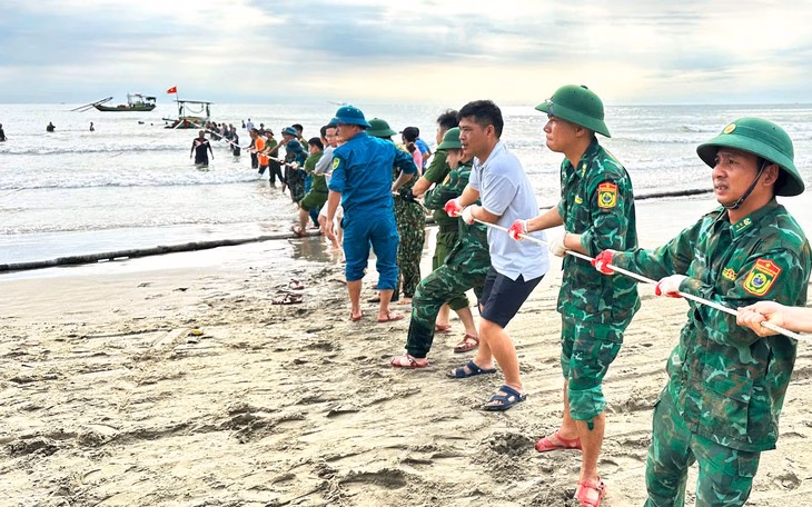 Nhiều nhà dân ở miền Trung bị tốc mái và đổ sập sau mưa lớn do bão Wipha Mưa dông, lốc lớn khiến hàng loạt nhà dân ở các xã biên giới qua miền Trung tốc mái- Ảnh 2.