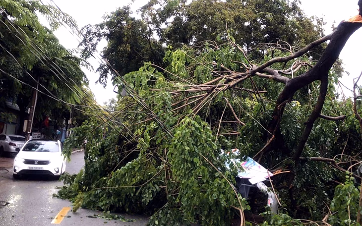 Nhiều nhà dân ở miền Trung bị tốc mái và đổ sập sau mưa lớn do bão Wipha Mưa dông, lốc lớn khiến hàng loạt nhà dân ở các xã biên giới qua miền Trung tốc mái- Ảnh 5.