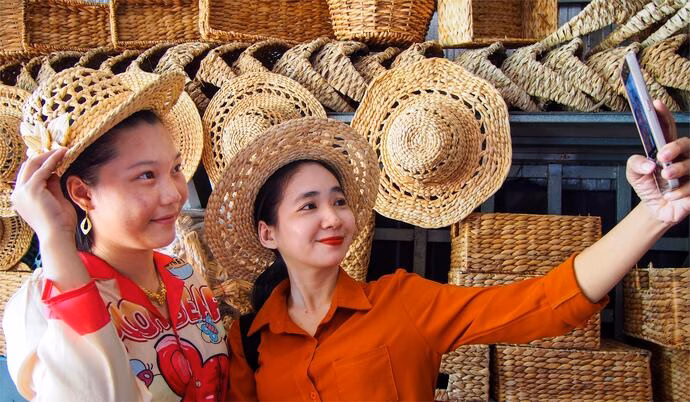 Nữ đảng viên giúp phụ nữ khuyết tật ‘đan lát’ đi xuất khẩu ra nước ngoài Khách hàng thích thú chụp hình với các mặt hàng thủ công mỹ nghệ do phụ nữ câu lạc bộ làm ra.