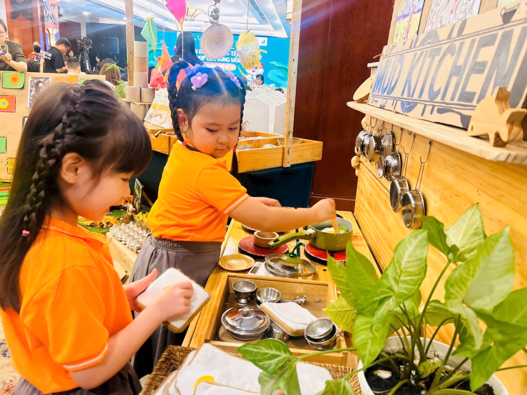 Nuôi dưỡng toàn diện: chìa khóa giúp trẻ vững vàng trong thế kỷ 21 Các em tham gia trải nghiệm tại gian hàng.