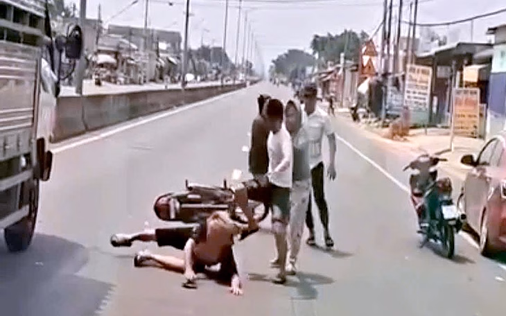 Ô tô đâm xe bán hàng, người dân can ngăn cũng không dừng Người đàn ông lái ô tô nghi say xỉn, đòi tông người ở Kon Tum - Ảnh 3.