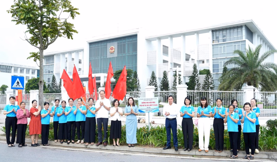 Phụ nữ Gia Lâm chung tay xây dựng đường hoa kiểu mẫu Hội Liên hiệp phụ nữ xã Gia Lâm và các chi hội thôn, tổ dân phố của xã tổ chức thăm, tặng quà gia đình chính sách nhân dịp kỷ niệm Ngày Thương binh - Liệt sĩ 27-7. Ảnh: Hoàng Anh
