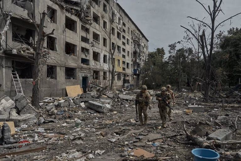 Quân đội Nga xâm nhập thành phố miền Đông Ukraine, tình hình chiến sự đang leo thang