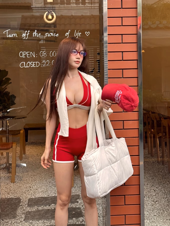 Sĩ Thanh diện đồ hở gây tranh cãi khi đi cà phê