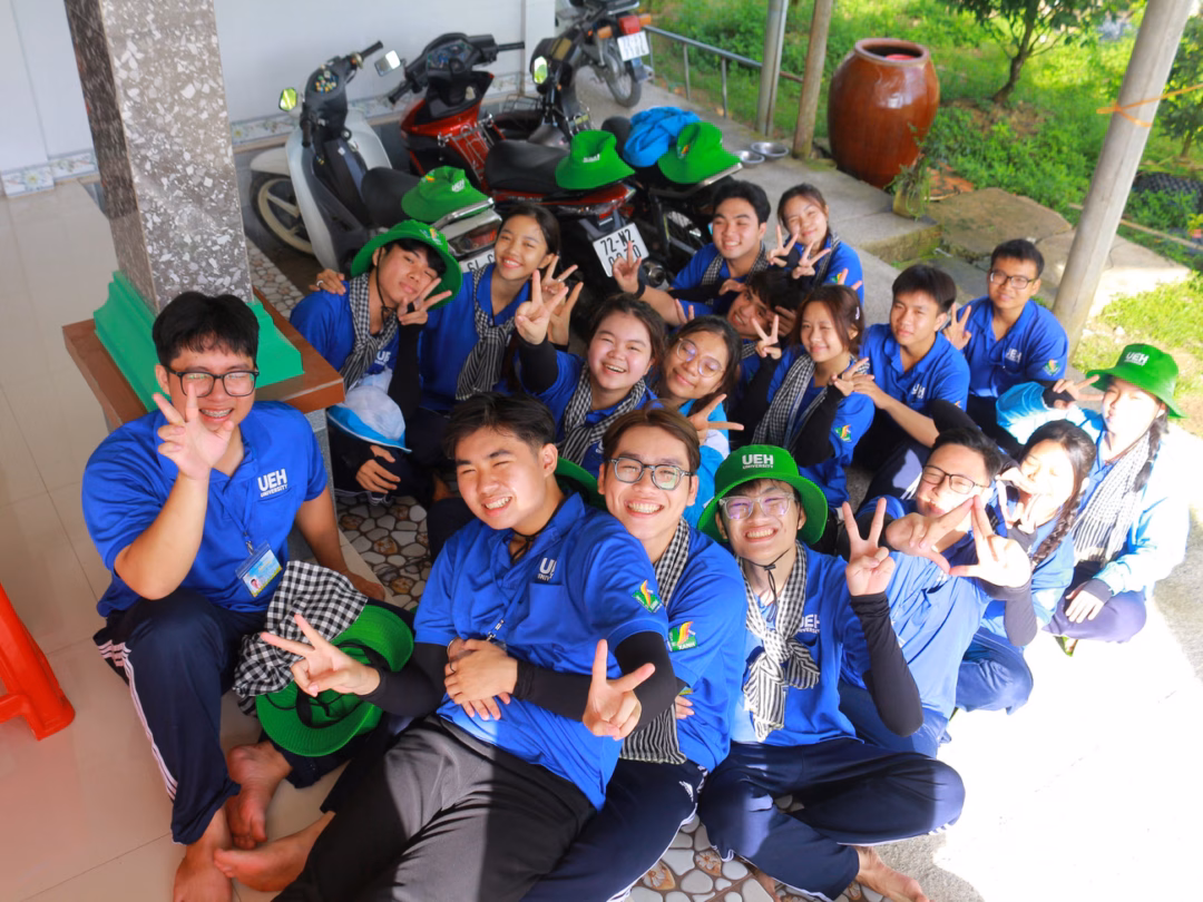 Phút thư giãn của các bạn sinh viên tình nguyện.