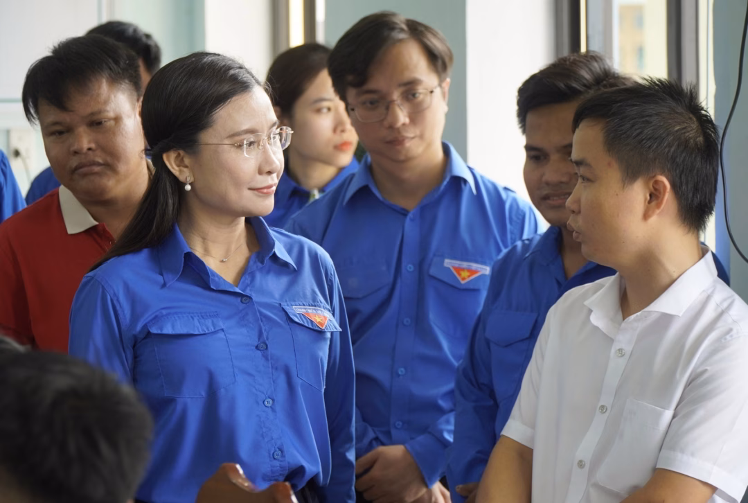 Không chỉ dừng lại ở các hoạt động tri ân, chuyến công tác còn hướng đến việc hỗ trợ cộng đồng thông qua nhiều hành động thiết thực. - ẢNH: NGUYỄN PHÚC