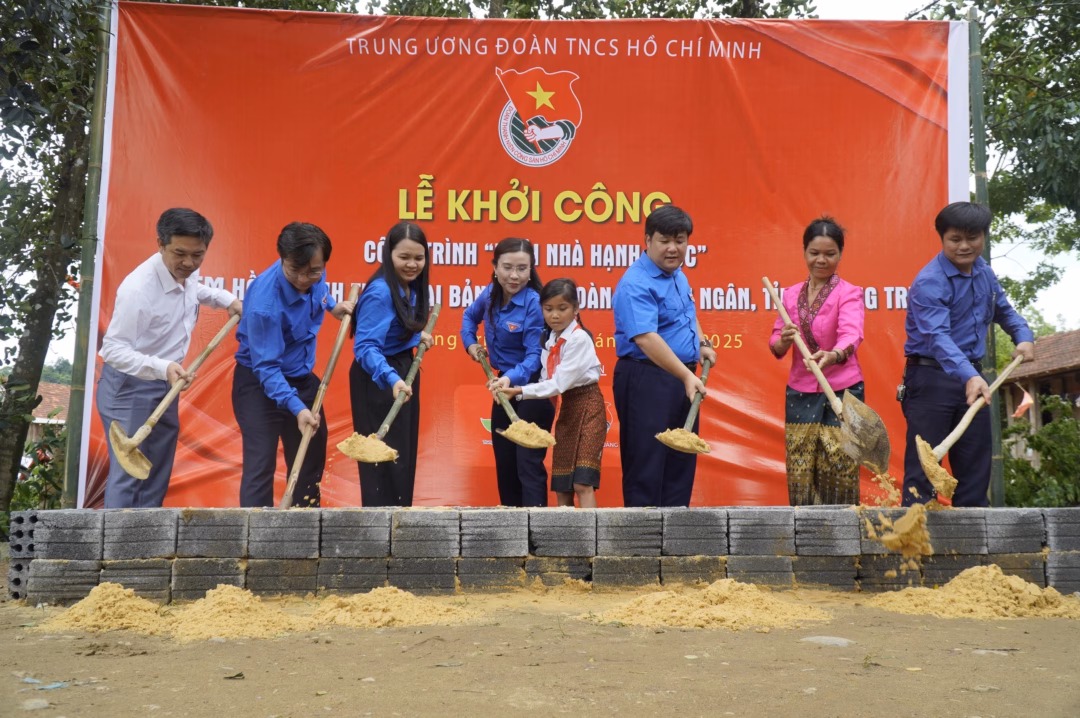 Bí thư T.Ư Đoàn Nguyễn Phạm Duy Trang cùng đoàn công tác có mặt tại bản Trung Đoàn (xã Kim Ngân) để tham dự lễ khởi công công trình “Ngôi nhà hạnh phúc” dành tặng cho em Hồ Thị Ánh Tuyết (học sinh lớp 3, Trường phổ thông dân tộc bán trú tiểu học và THCS số 2 Kim Thủy) - ẢNH: NGUYỄN PHÚC