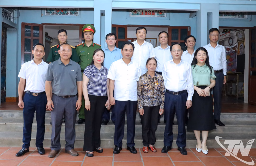 Thái Nguyên tri ân người có công với cách mạng nhân kỷ niệm 78 năm Ngày Thương binh – Liệt sĩ Đồng chí Bí thư Tỉnh ủy Trịnh Việt Hùng và Đoàn công tác của tỉnh chụp ảnh lưu niệm với gia đình bà Trịnh Thị Hồng.