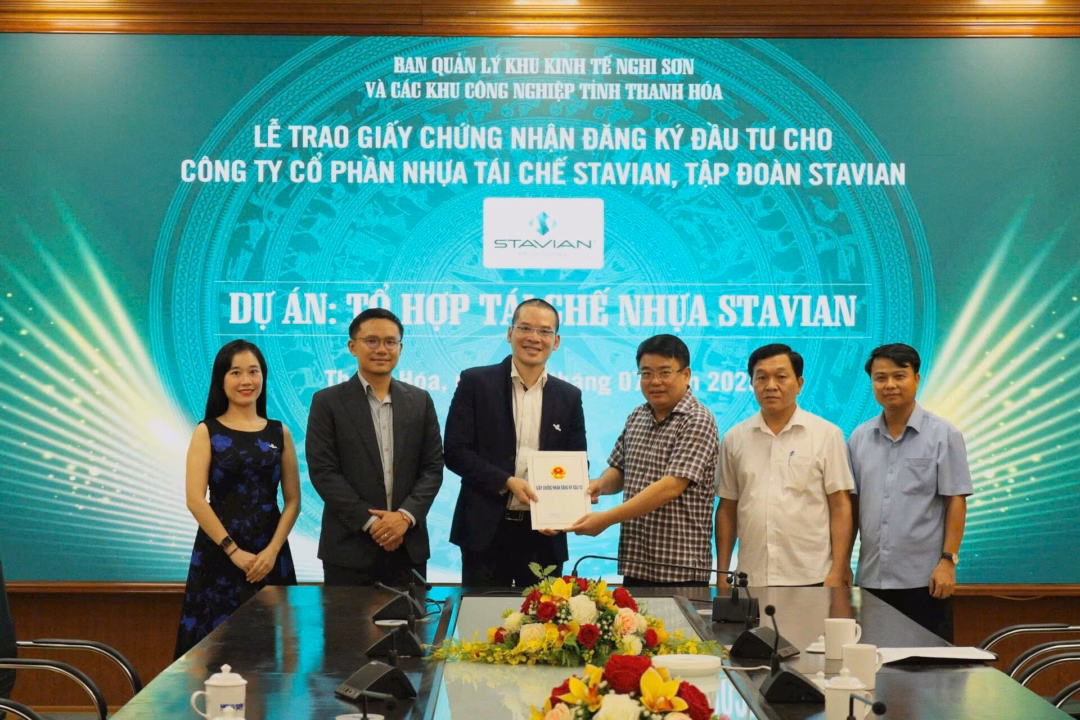 Thanh Hóa sắp có dự án tổ hợp tái chế nhựa 450 triệu USD Hai đơn vị ký biên bản bàn giao đất thi công. Ảnh: Thùy Linh