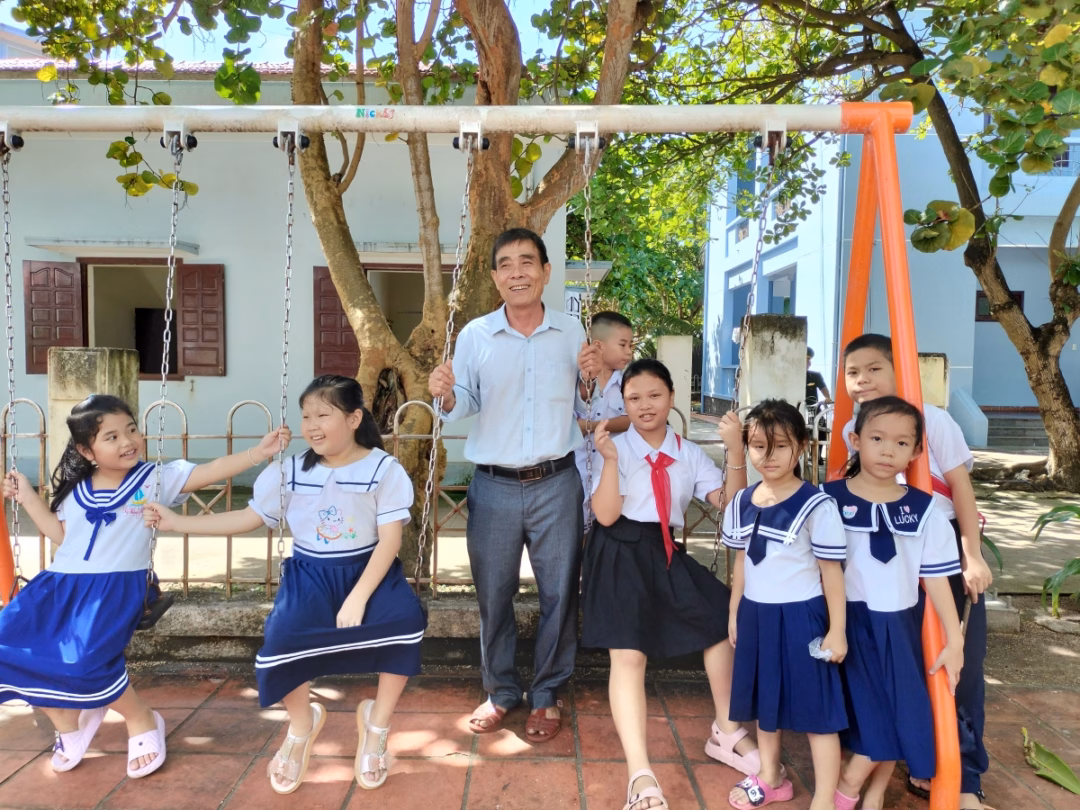 Thầy giáo Lê Xuân Hạnh cùng ​​​​​học trò