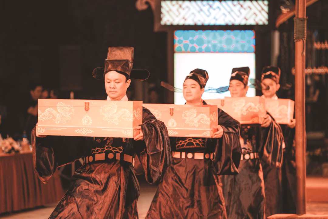 Tiếng chuông Trấn Vũ – Du lịch đêm linh thiêng bên Hồ Tây Màn múa sắc phong trong trang phục giao lĩnh thời Lê Trung Hưng