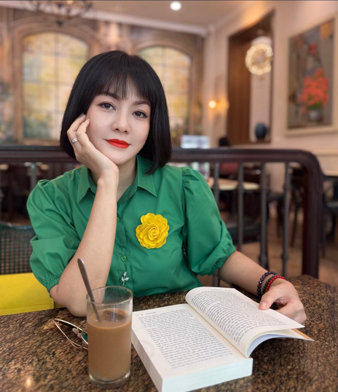 Tóc Tiên phản ứng trước tin đồn ly thân, Ngọc Huyền mất điện thoại trên máy bay Diễn viên Trần Hoàng Xuân chia sẻ: "Người phụ nữ chỉ tốt đẹp bằng lượng bình yên và ánh sáng mà mình tản ra. Đừng tìm bình yên ở đâu xa xôi, bình yên nằm ở mỗi con người, trong tim mỗi chúng ta".