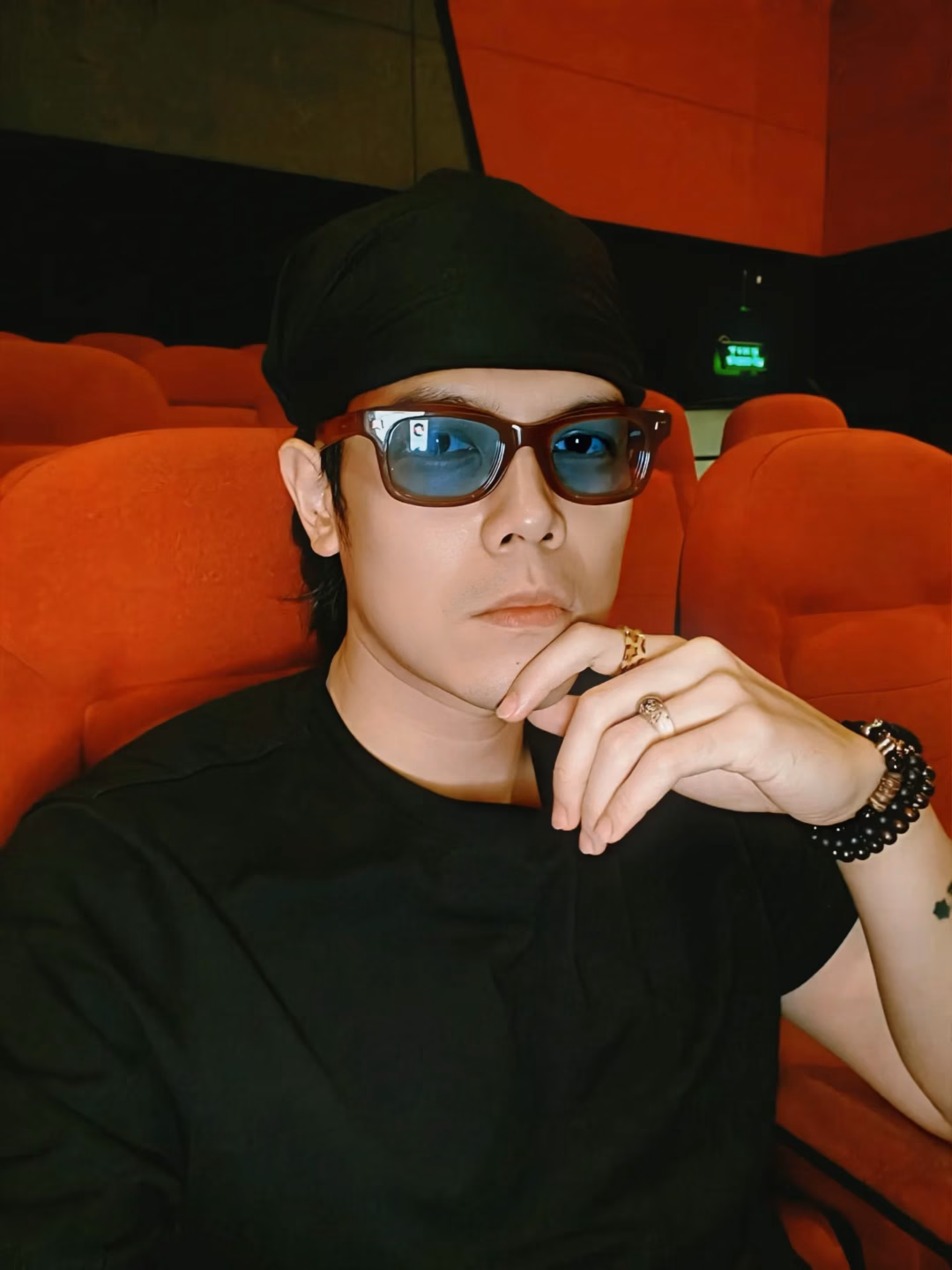 Tóc Tiên phản ứng trước tin đồn ly thân, Ngọc Huyền mất điện thoại trên máy bay Rapper Thỏ - thành viên DaLAB - ra rạp thưởng thức phim "Better man".
