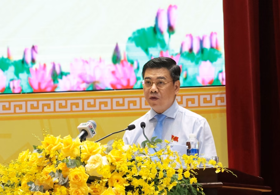 TP.HCM: Tăng trưởng vượt bậc sau sáp nhập, hướng tới siêu đô thị hiện đại Phó Chủ tịch UBND Thành phố Nguyễn Văn Dũng trình bày báo cáo tình hình kinh tế - xã hội, quốc phòng - an ninh 6 tháng đầu năm và nhiệm vụ trọng tâm 6 tháng cuối năm 2025 - Ảnh: Cổng thông tin điện tử TP.HCM.