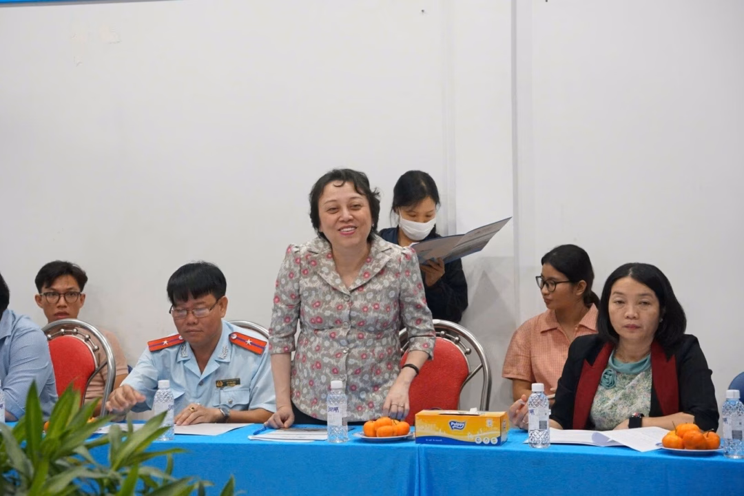 TP HCM vào cuộc kiểm tra sữa N. sau phản ánh của phụ huynh Cơ quan chức năng thuộc Sở An toàn thực phẩm TPHCM trong một lần đi kiểm tra (Ảnh: NT).