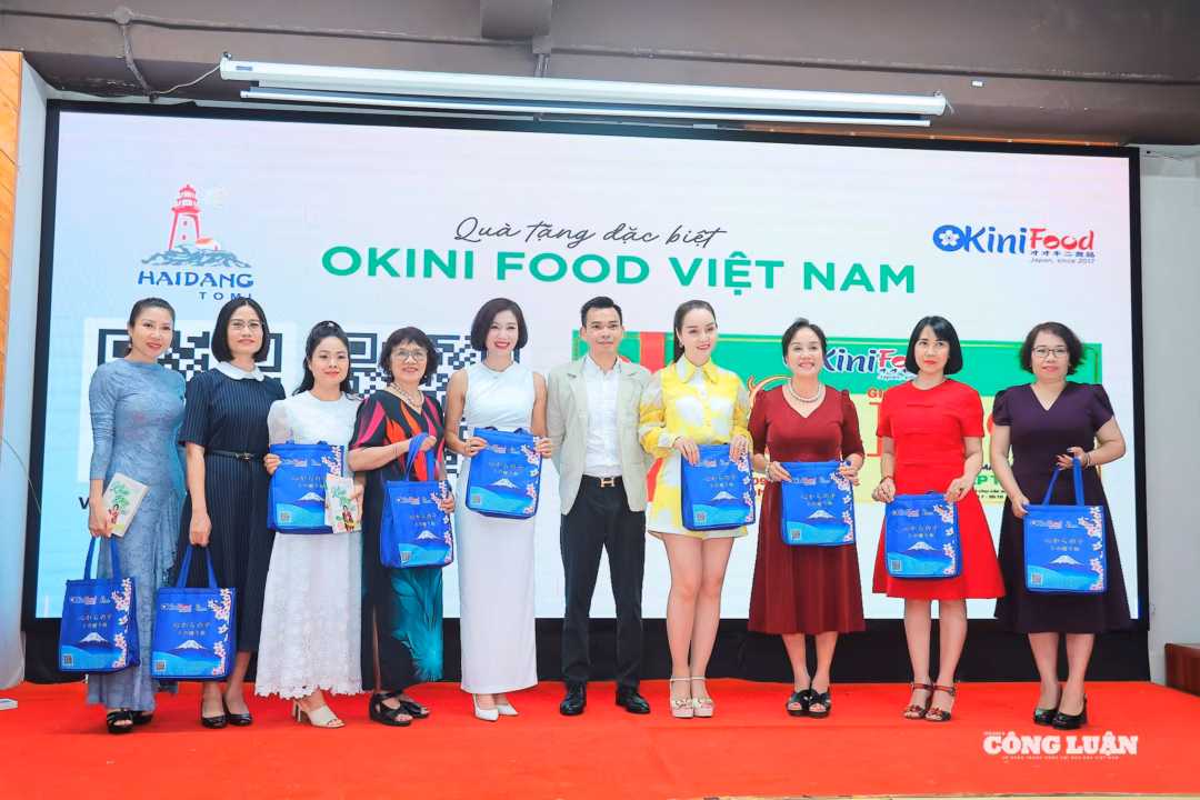 TS. Nguyễn Thu Hương trao tặng các phần quà cảm ơn cho các tác giả, khách mời tại sự kiện ra mắt cuốn sách "Khoẻ đẹp từ gốc".