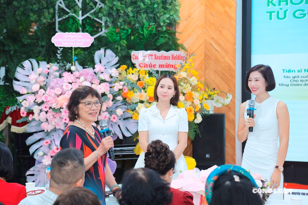 TS. Nguyễn Thu Hương (bìa phải), tác giả cuốn sách "Khoẻ đẹp từ gốc" giao lưu với một số khách mời tại sự kiện.